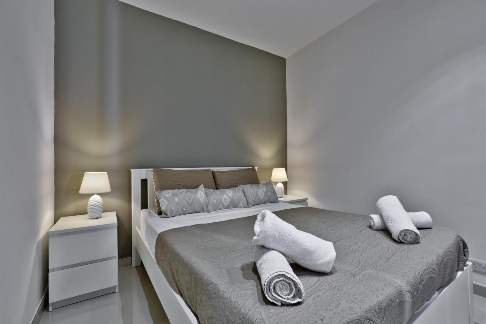 Exquisite 3-Bedroom Duplex Penthouse With Jacuzzi In Valletta Centre Kültér fotó