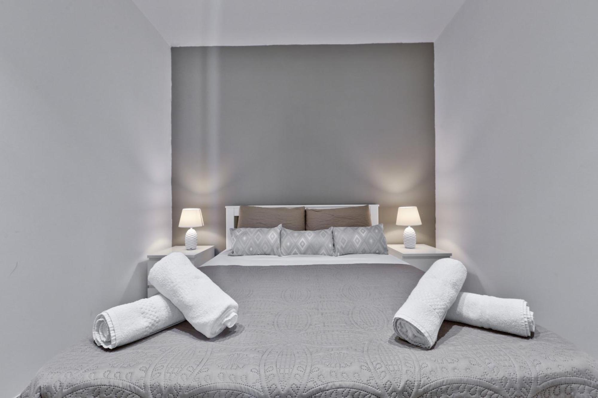 Exquisite 3-Bedroom Duplex Penthouse With Jacuzzi In Valletta Centre Kültér fotó