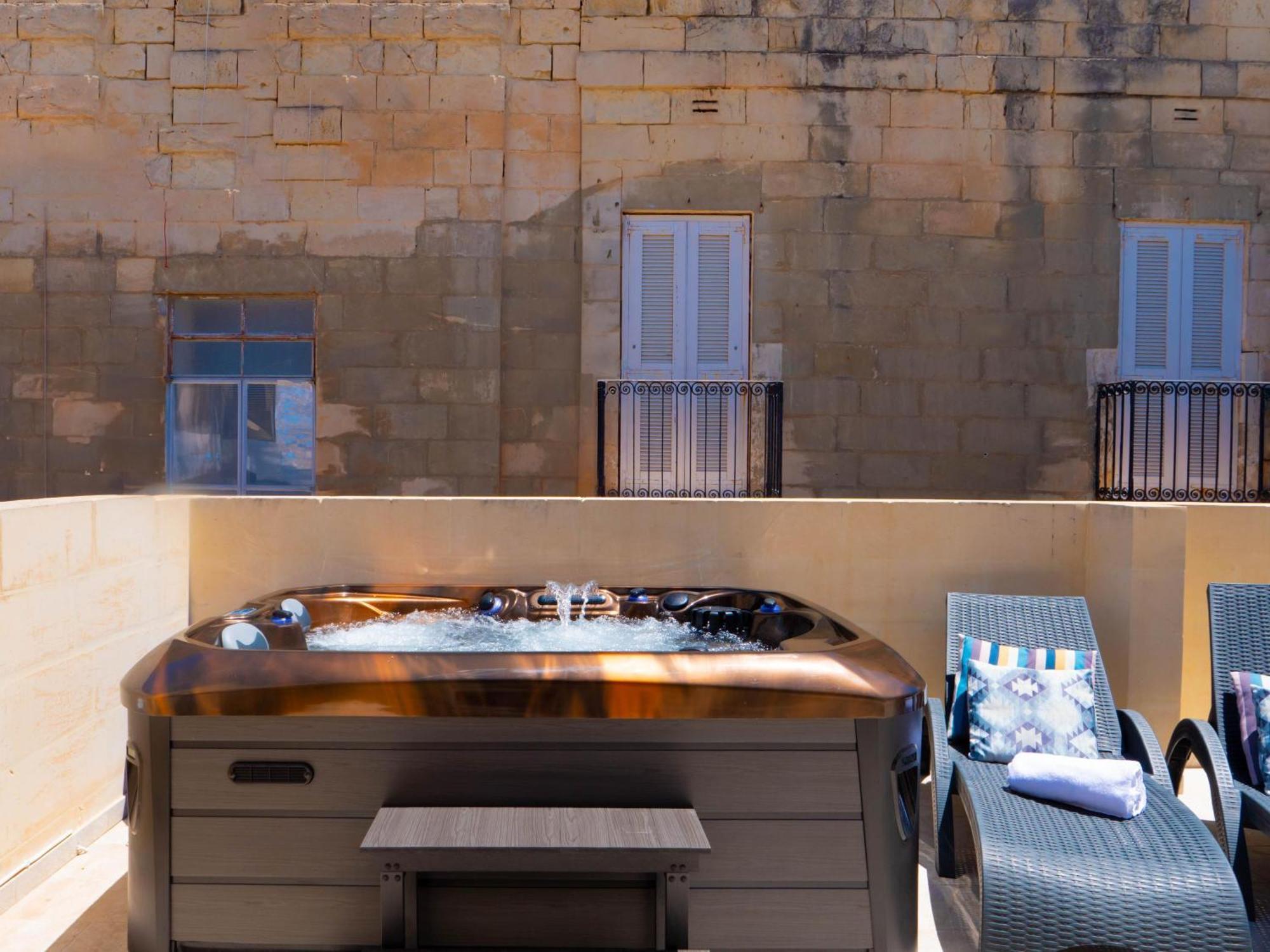 Exquisite 3-Bedroom Duplex Penthouse With Jacuzzi In Valletta Centre Kültér fotó